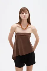 Top strapless de viscosa en color marrón, con diseño asimétrico y corte holgado.
