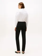 Jeans denim de corte slim en color negro, diseño clásico de cinco bolsillos y trabillas para cinturón.