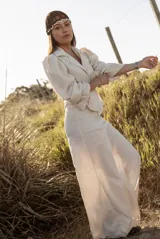 Pollera larga de seda color crudo con lunares celestes.