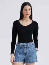 Remera marrón de manga larga con escote en V.