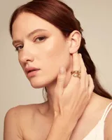 Anillo dorado con forma de serpiente.