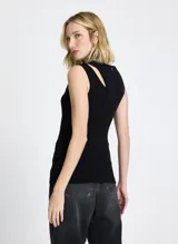 Musculosa negra de punto acanalado con corte ajustado, cuello redondo asimétrico y detalle cut out en el hombro.