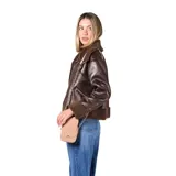 Campera tipo aviador de cuero sintético marrón con interior y detalles en corderito sintético al tono. Presenta cierre frontal, cuello solapa amplio y puños con borde de corderito.