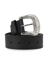 Cinturón de cuero negro con textura granulada y hebilla metálica plateada de estilo western con grabados ornamentales.