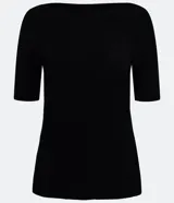Blusa de punto acanalado color negro, con escote bote y mangas cortas. Confeccionada en tejido retilíneo, presenta un diseño ajustado al cuerpo.