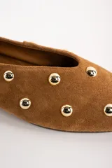 Chatitas de cuero color camel con tachas doradas.