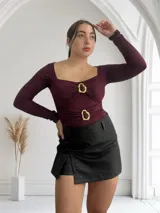 Body manga larga color borra de vino con escote cuadrado y dos hebillas doradas decorativas.