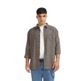 Camisa de manga larga Quiksilver con estampado de cuadros pequeños en tonos marrones y beige, cuenta con un bolsillo frontal en el pecho con logo bordado.