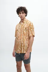 Camisa negra con estampado cachemir en blanco, de manga corta y corte recto.