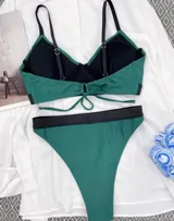 Conjunto de bikini verde esmeralda con corpiño con aro y breteles finos regulables, y bombacha tipo colaless de tiro alto.