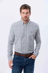 Camisa de manga larga con estampado de cuadros en tonos azules, verdes y blancos. Presenta cuello clásico con botones, cierre frontal abotonado y un pequeño logo bordado en el pecho.