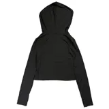 Remera de manga larga con capucha integrada, color negro con estampado gráfico frontal en blanco. La capucha presenta detalles de ojales metálicos decorativos.