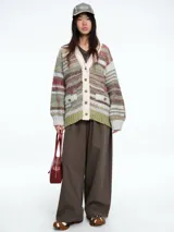 Cardigan de tejido de punto con diseño a rayas horizontales en tonos verdes, rojos y beige. Presenta cuello en V, cierre frontal con botones y dos bolsillos delanteros con solapa. Posee puños y ruedo acanalados en color verde claro.