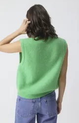 Chaleco de punto sin mangas, con cuello redondo y corte holgado. Confeccionado en tejido mullido de textura suave y compacta.