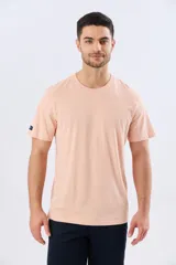 Remera lisa de manga corta y cuello redondo, color gris oscuro, de calce cómodo con pequeño logo bordado en el pecho.
