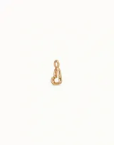 Charm de piercing con forma de corazón calado, con argolla superior para enganche.