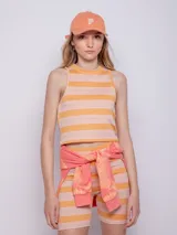 Top sin mangas con textura acanalada y diseño a rayas horizontales en tonos rosa y naranja. Cuenta con cuello alto.