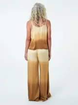 Top con breteles finos y escote en V, con diseño degradado de azul claro a azul oscuro.