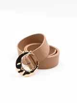 Cinto de cuero sintético color beige con textura granulada y hebilla circular metálica en tono dorado con acabado irregular.