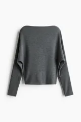 Top de punto fino en color gris, con escote bote y mangas largas tipo dolman. Presenta un corte holgado y puños ajustados.