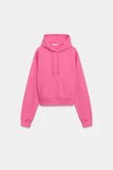 Hoodie de color fucsia, con capucha ajustable con cordones y bolsillo frontal tipo canguro.