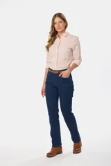 Pantalón de jean azul de tiro medio, corte recto y con presillas para cinturón.