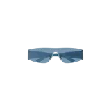 Lentes de sol Balenciaga con diseño envolvente de tipo máscara, armazón y cristales en tono celeste, con el logotipo de la marca impreso en la lente derecha.