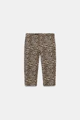 Pantalón capri de tiro medio con cintura elástica y estampado de leopardo, con cierre lateral con cremallera oculta.