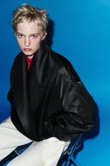 Chaqueta bomber acolchada de Zara Woman Collection, color azul marino, con cuello envolvente de solapa, manga larga con frunces y puños elásticos. Presenta bolsillos laterales y bajo con elástico interior.