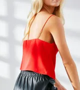 Top de crepe color rojo con escote recto y breteles finos de seda a tono. Presenta una silueta recta y holgada.