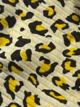 Colaless de algodón suave con diseño animal print en tonos amarillo y negro sobre base cruda.