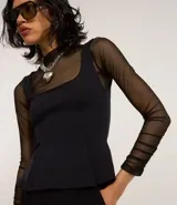 Blusa peplum negra confeccionada en punto roma con bretel ancho y escote cuadrado.