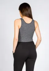 Musculosa gris de lycra con breteles finos y escote redondo.