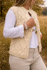 Chaleco tejido en lana merino con diseño de rombos en relieve, cierre frontal con botones de guampa y detalles en cuero.