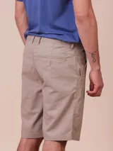 Bermuda de gabardina color azul piedra, con bolsillos laterales y traseros.