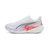 Championes de running Puma Velocity Nitro 5 para mujer, color blanco con entresuela amortiguada con detalles en lila, rojo y la inscripción NITRO, y suela de goma.