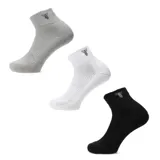 Pack de tres pares de medias deportivas unisex, de corte 3/4, en color negro, blanco y gris.