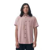 Camisa de manga corta color lila con cierre de botones y bolsillo en el pecho.