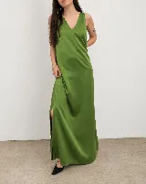 Vestido largo de satén color verde, con escote en V, sin mangas y tajo lateral en la falda.