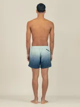 Short de baño con cintura elástica y cordón ajustable, con diseño degradado que va de celeste a azul marino.