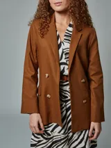 Blazer recto color crudo, de lino, con solapas de muesca, cierre cruzado con doble botonadura, mangas largas y bolsillos con solapa.