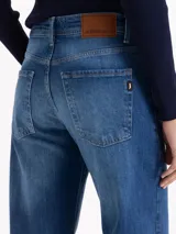 Pantalón de jean de corte recto y estilo semi wide leg con tiro medio. Confeccionado en denim con estructura y un ligero porcentaje de elasticidad para mayor comodidad.