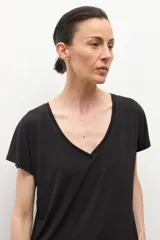 Blusa negra de manga corta con escote en V y corte holgado.