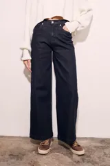 Pantalón de jean azul oscuro, corte wide leg y tiro medio.