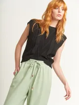 Pantalón de lino color lila, tiro alto, corte palazzo con elástico en la pretina, bolsillos laterales y dobladillo invisible.