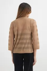 Cardigan de tejido de punto color beige con rayas horizontales en tono más claro, de mangas 3/4 y corte clásico.