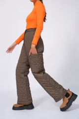 Pantalón negro de corte recto con diseño acolchado en forma de corazones.