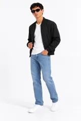 Campera bomber manga larga de algodón color negro, con cierre frontal y puños y cuello elásticos.