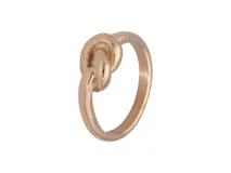 Anillo de acero con baño de oro rosa, con diseño de nudo.