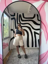 Bermuda de jean color crudo con detalles en negro, tiro alto y ajuste en la pretina.